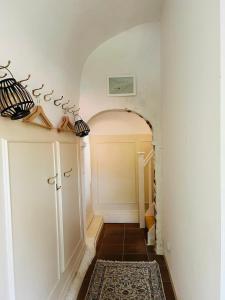 a hallway with an archway with a door and a rug at Teyhörn im Pilsumer Hof in Krummhörn +14 photos