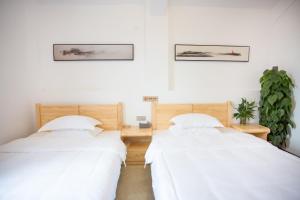 Postel nebo postele na pokoji v ubytování 建水县井宿客栈