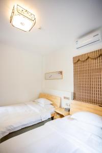 Postel nebo postele na pokoji v ubytování 建水县井宿客栈 + 28 fotografií