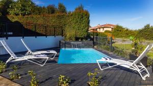 Bazén v ubytování Cloverleigh Guest House nebo v jeho okolí