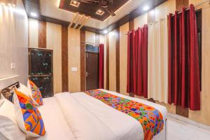 Postel nebo postele na pokoji v ubytování FabHotel Uma Yugul
