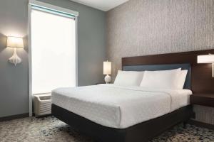 Postel nebo postele na pokoji v ubytování Home2Suites by Hilton Florence