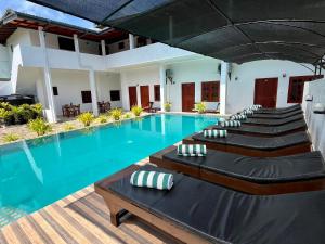 The swimming pool at or close to Sundowners Guesthouse