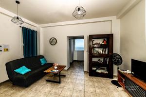 TV a/nebo společenská místnost v ubytování L'heure Dorée - Charmant appartement vue mer