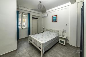 une chambre avec un lit, une table et une fenêtre dans l'établissement L'heure Dorée - Charmant appartement vue mer, à Saint-Pierre