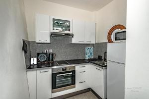 Kuchyň nebo kuchyňský kout v ubytování L'heure Dorée - Charmant appartement vue mer