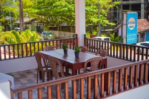 A restaurant or other place to eat at Sundowners Guesthouse