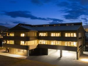 un edificio con luces encendidas en la noche en Resort Yufuin - Grandpia Resort YUFUIN - - Vacation STAY 73396v, en Yufu