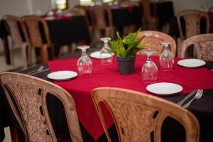 A restaurant or other place to eat at Sundowners Guesthouse