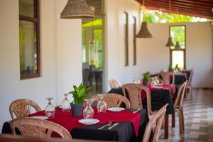 A restaurant or other place to eat at Sundowners Guesthouse