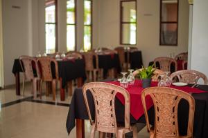 A restaurant or other place to eat at Sundowners Guesthouse