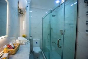 Koupelna v ubytování Central Oasis - Entire 3 Bedroom Apartment in Abuja with Pool, Games, WiFi, Balcony, and Garden