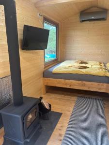 TV a/nebo společenská místnost v ubytování Glamping - Maringotka u Tobíka