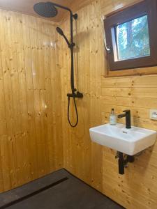 Koupelna v ubytování Glamping - Maringotka u Tobíka + 29 fotografií
