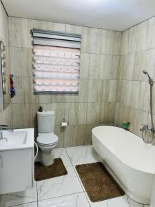 een badkamer met een bad, een toilet en een wastafel bij West Home Rest in Westonaria +18 foto's