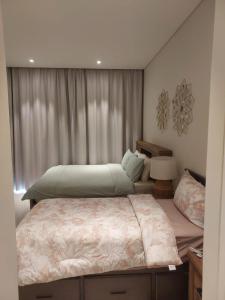 Giường trong phòng chung tại Mimosa