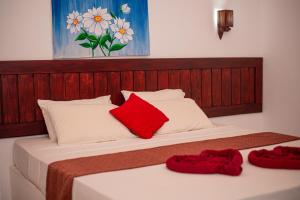 A bed or beds in a room at Sundowners Guesthouse