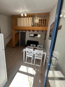 Kuchyň nebo kuchyňský kout v ubytování Gîte Nénuphar à Coulon