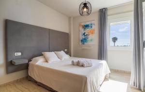 Ένα ή περισσότερα κρεβάτια σε δωμάτιο στο Stunning Apartment In Almerimar With Kitchen