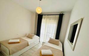 Posteľ alebo postele v izbe v ubytovaní 2 bedroom Penthouse with a private 360 rooftop terrace with sea and mountain views