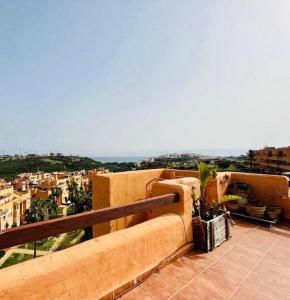 Posedenie v ubytovaní 2 bedroom Penthouse with a private 360 rooftop terrace with sea and mountain views