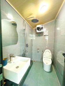 a bathroom with a sink and a toilet at Linh Anh Homestay MC - by BAY LUXURY in Mộc Châu +25 photos