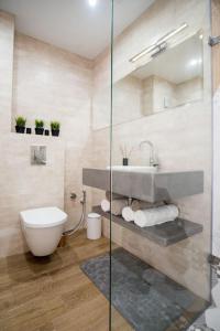 un baño con lavabo e inodoro en Luxury and Cozy Apartment with lots of Sun, en Burgas 14 fotos más