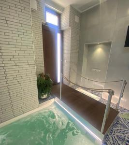 メルカート・サン・セヴェリーノにあるAlisa suiteのバスルーム(バスタブ、水のプール付)