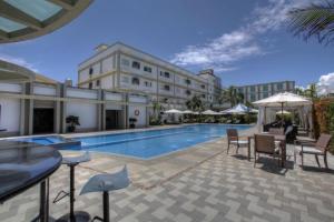 Bazén v ubytování Hotel Centro Puerto Princesa Near Airport nebo v jeho okolí