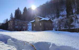 ミエンジグジェにあるApartament Śnieżny Międzygórzeの雪の中の建物