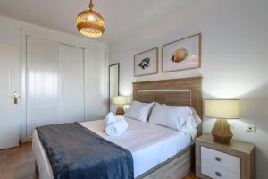 ein Schlafzimmer mit einem Bett mit zwei Handtüchern darauf in der Unterkunft Marina III by Ĥ - Marina Isla Canela PMHIII37P5 in Punta del moral