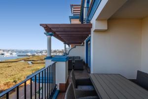 ein Balkon mit Tisch und Stühlen auf einem Gebäude in der Unterkunft Marina III by Ĥ - Marina Isla Canela PMHIII37P5 in Punta del moral