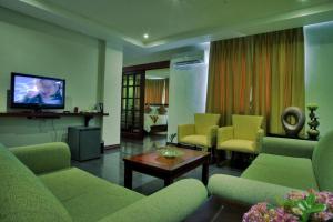 TV a/nebo společenská místnost v ubytování Hotel Centro Puerto Princesa Near Airport