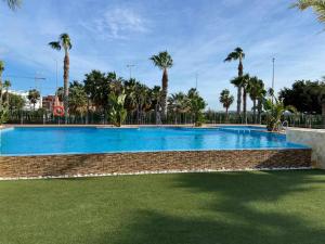 Bazén v ubytování Oasis Beach El Raso Guardamar nebo v jeho okolí