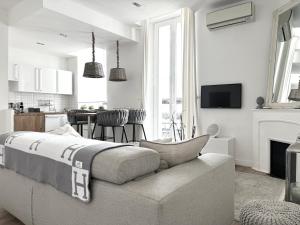 een woonkamer met een bank en een keuken bij A 2 pas de la croisette in Cannes