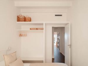 卡达克斯Habitatges Turístics Riba Pitxot - Norai的客厅设有白色的墙壁和沙发。