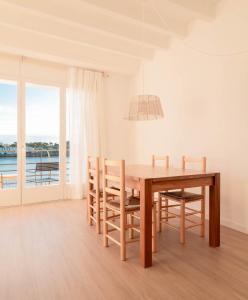 卡达克斯Habitatges Turístics Riba Pitxot - Norai的配有木桌椅的餐厅