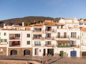 卡达克斯Habitatges Turístics Riba Pitxot - Norai的一组白楼,背景是山