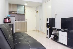 Dapur atau dapur kecil di Spacious and Good 2BR at Springlake Summarecon Bekasi Apartment By Travelio