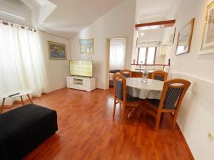 Televízia a/alebo spoločenská miestnosť v ubytovaní Apartments Mila