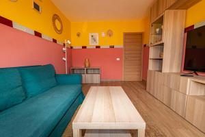 een woonkamer met een bank en een tafel bij Casa Carola - Bahia Sol in Caleta De Fuste