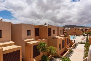 een appartementengebouw met een zwembad op de achtergrond bij Casa Carola - Bahia Sol in Caleta De Fuste