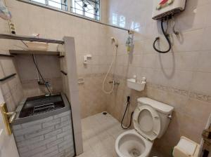 Ένα μπάνιο στο Villa puncak bogor kota bunga 3 kamar ada karoke