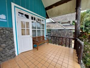 Μπαλκόνι ή βεράντα στο Villa puncak bogor kota bunga 3 kamar ada karoke +2 φωτογραφίες