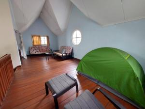 Χώρος καθιστικού στο Villa puncak bogor kota bunga 3 kamar ada karoke