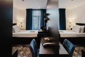 Een bed of bedden in een kamer bij Atlas Hotel