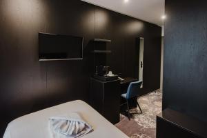 Een TV en/of entertainmentcenter bij Atlas Hotel
