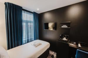Een bed of bedden in een kamer bij Atlas Hotel