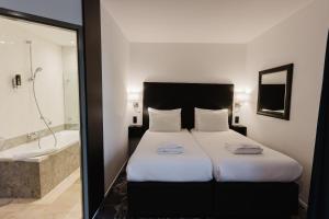 Een bed of bedden in een kamer bij Atlas Hotel