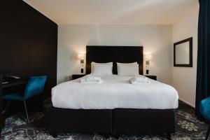 Een bed of bedden in een kamer bij Atlas Hotel